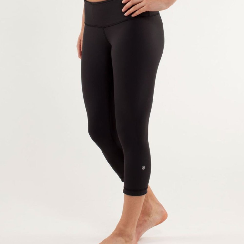 EUC lululemon - Wunder Under Crop *Reversible - Black/Inkwell